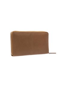 Portefeuille en cuir marron avec une surface texturée, de forme rectangulaire et une fermeture à glissière sur un côté. Présente des détails de couture et un tirette.