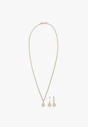 Gouden sieradenset met een kettinghalsketting met een ronde hanger en bijpassende oorbellen, elk met een witte, ronde steenaccent.