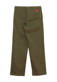 Olive green, relaxed-fit trousers made of cotton with two back pockets and a red logo patch above the right pocket. Flat front design.