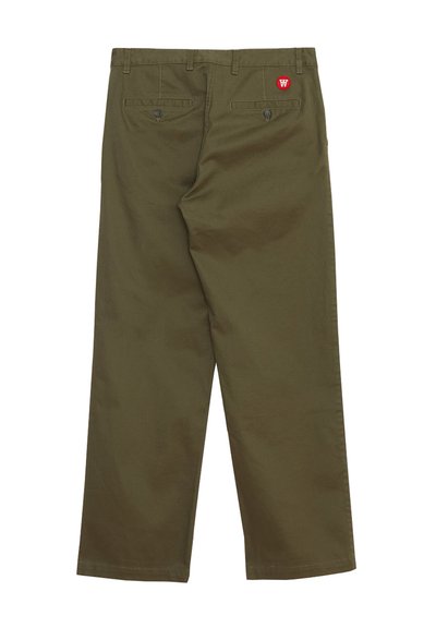 Olivgrüne, locker sitzende Hose aus Baumwolle mit zwei Gesäßtaschen und einem roten Logo-Patch über der rechten Tasche. Flache Vorderansicht.