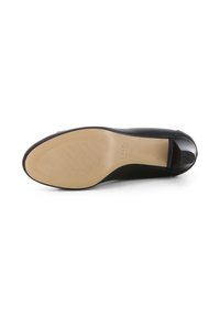 Scarpa nera in pelle con tacco alto, con una superficie liscia, punta arrotondata e suola in gomma beige testurizzata. Design minimalista con tacco discreto.
