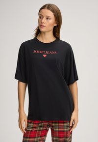 Zwart oversized T-shirt van katoen, met een rood grafisch "JOOP!JEANS" ontwerp en een hart. Korte mouwen en een losse pasvorm.