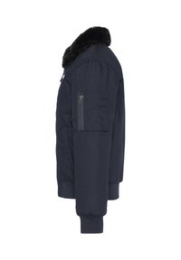 Chaqueta bomber azul marina con un cuello de piel negro, bolsillo lateral con cremallera, puños y cinturilla acanalados, hecha de un material duradero.