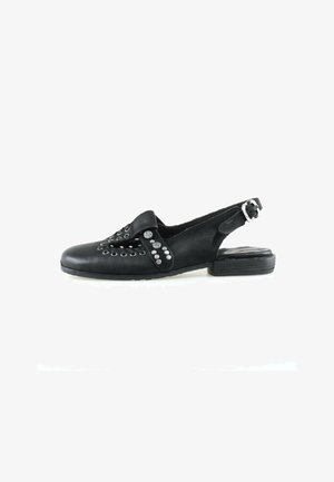 Soulier plat slingback en cuir noir avec œillets argentés et détails cloutés, doté d'un petit talon.