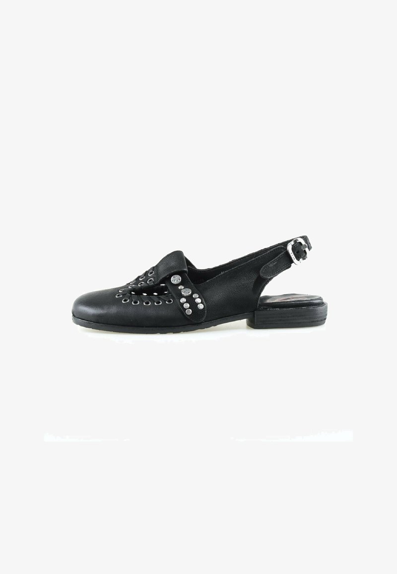 Soulier plat slingback en cuir noir avec œillets argentés et détails cloutés, doté d'un petit talon.
