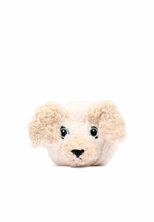 Cara de perro de peluche suave beige y blanca con pelo rizado, nariz negra redonda y grandes ojos verdes sobre un fondo blanco.