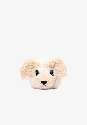 Visage de chien en peluche beige et blanc doux avec fourrure bouclée, nez rond noir et grands yeux verts sur fond blanc.