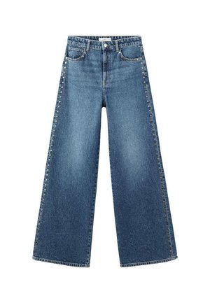 Jeans de pata de elefante azules con cintura alta, bolsillos frontales, cierre de botón y cremallera, y remaches metálicos a lo largo de las costuras exteriores.
