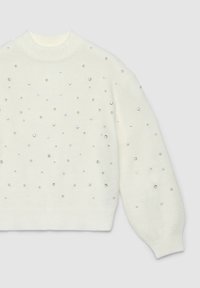Pull en laine blanche et duveteux orné de petites perles et de strass transparents dispersés sur le devant et les manches, avec un col rond.