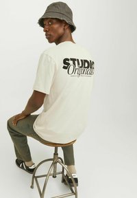 Jack & Jones JORVESTERBRO BACK SS CREW NECK  - Triko s potiskem - moonbeam