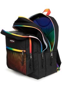 Zaino nero con più compartimenti, dotato di zip colorate, una tasca anteriore in rete e un interno imbottito.