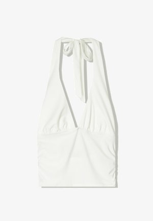 Bijela halter majica s dubokim V izrezom, naboranim prednjim dijelom i podesivim vezanjem oko vrata. Izrađena od mekog, teksturiranog materijala.