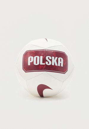 Biely futbalový loptu s vínovým nápisom "POLSKA" a vínovým logom Nike na jednofarebnom pozadí.