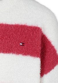Maglione con strisce orizzontali rosse e bianche, realizzato in tessuto morbido. Presenta un piccolo logo sul fronte, un collo rotondo e una consistenza soffice.