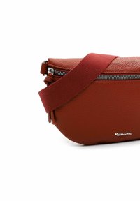 Borsa a tracolla rossa in pelle con finitura texturizzata, dotata di chiusura zip e tracolla in tessuto. Dettaglio logo argentato visibile nella parte anteriore.