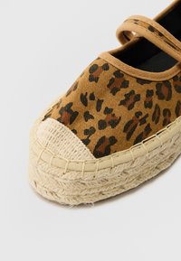 Leopardmønstret espadrille med en lys kanvasoverdel, vevd jute-såle og rund tå. Har elastiske stropper for en sikker passform.