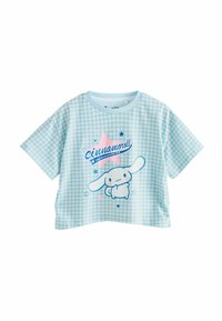 Ljusblå kortärmad t-shirt med rutig mönstring, Cinnamoroll-grafik och rosa stjärndetaljer. Tillverkad av bomull, lös passform.