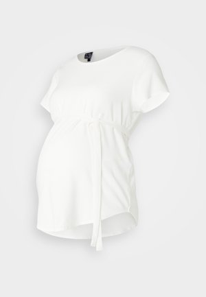 Biele tehotenské tričko s krátkymi rukávmi, okrúhlym výstrihom a designom v štýle zástery. Obsahuje viazací opasok v páse a mäkkú, hladkú textúru látky.