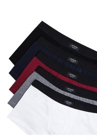 Pět párů pánských boxerek v různých barvách: černá, námořnická modrá, burgundská, šedá a bílá. Každé má černý pás s logem.