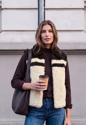 Street One Studio, COLOR-BLOCK TEDDY VEST - Veste sans manches - creamed sand