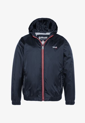 Chaqueta cortavientos de color navy con capucha, puños elásticos y ribetes rojos a lo largo de la cremallera. Fabricada en un material liso y resistente al agua.
