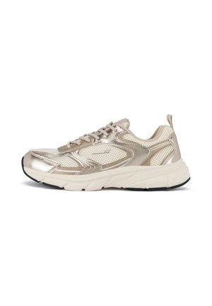 Zapatilla deportiva de color beige metálico con paneles de malla, detalles en blanco contrastante, cierre de cordones, cuello acolchado y suela de goma texturizada.