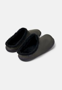 Sorte klipklapper med en blød, fuzzy foring, rund tå og robust gummisål. Læderoverflade med subtilt syningdetalje.