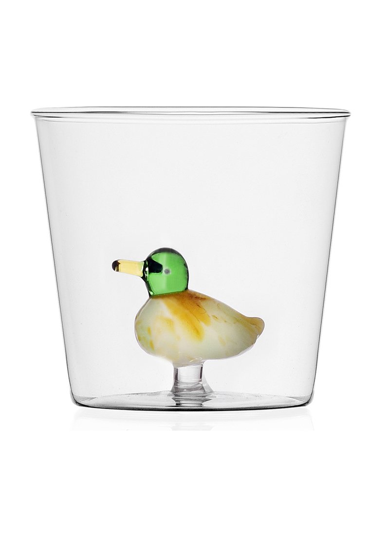 Przezroczysta filiżanka z ozdobną figurką kaczki wykonaną ze szkła w środku. Kaczka ma zieloną głowę, żółte ciało i pomarańczowe akcenty. Gładka powierzchnia.