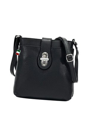 Zwarte gestructureerde lederen crossbody tas met zilveren gesp en verstelbare band, met een klein Italiaans vlaggetje als bedel.