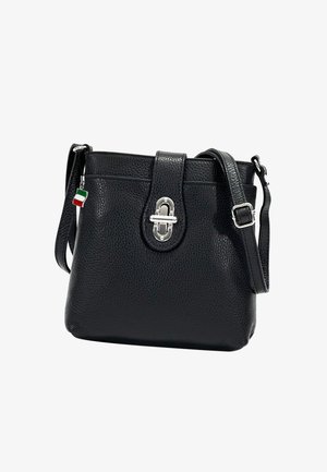 Zwarte gestructureerde lederen crossbody tas met zilveren gesp en verstelbare band, met een klein Italiaans vlaggetje als bedel.
