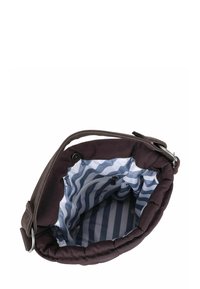 Bruine stoffen emmerzak met verstelbare riem, voorzien van een blauw-wit gestreepte binnenvoering en een ritsvak aan de binnenkant.