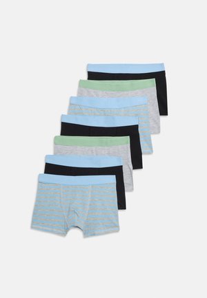 Siete pares de calzoncillos bóxer para niños en rayas azules y grises, negro sólido y gris sólido con cinturillas verdes o azules, dispuestos en una pila escalonada.
