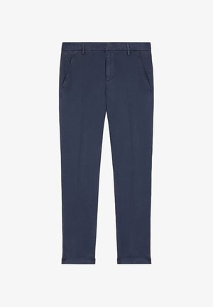 Chinos blu navy realizzati in cotone, con due tasche frontali e un design a gamba dritta. Tessuto liscio con linee pulite e accenti minimi.