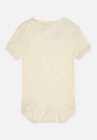 Bodysuit pour bébé à manches courtes en doux tissu crème clair avec un col rond et des boutons-pression à l'épaule pour un habillage facile.