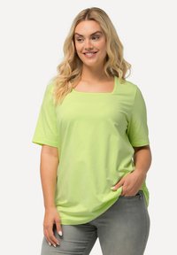 T-shirt a maniche corte con scollatura quadrata, di un vivace verde lime, realizzato in un tessuto morbido e dalla superficie liscia, con una vestibilità relax e spacchi laterali.