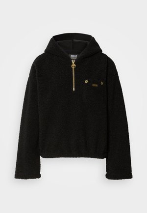 Hanorac negru, din material pufos, cu fermoar la un sfert, glugă căptușită și un buzunar frontal. Include accesorii aurii și un exterior moale, texturat.