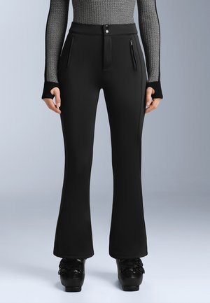 Sorte flagrende bukser lavet af glat, strækbart stof. Har to lynlåslommer og en frontlukning med knap. Accentueret med kontrasterende sidesømme.