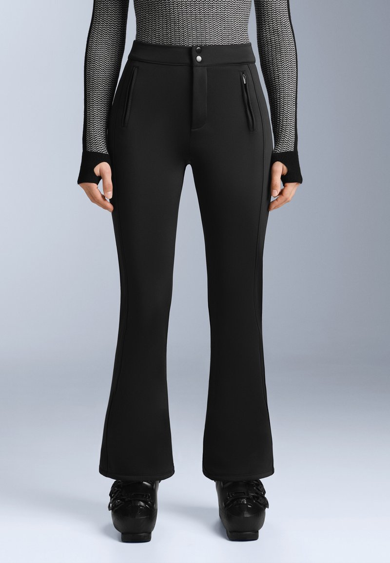 Černé rozšířené kalhoty vyrobené z hladké, elastické tkaniny. Obsahují dvě kapsy se zipem a zapínání na předním knoflíku. Ozdobeny kontrastními postranními švy.