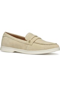 Mocassini in suede beige con dettagli cuciti, un piccolo bottone dorato e una suola in gomma bianca, caratterizzati da una silhouette classica e slanciata.