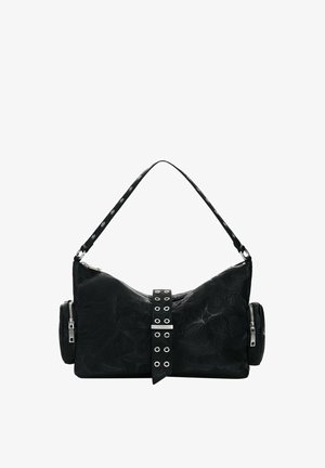 Sac d'épaule noir texturé avec une bandoulière cloutée, un œillet central et deux poches latérales zippées rondes.