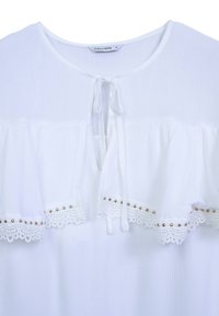 Weiße Bluse aus leichtem Stoff mit rundem Ausschnitt, ausgestattet mit gestuften Rüschen, Spitzenbesatz und goldenen Perlenakzenten.