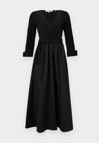 Crna duga haljina s V-izrezom, dugim rukavima i vezanim pojasom. Izrađena od glatkog materijala s punom suknjom i rukavima s manžetama.