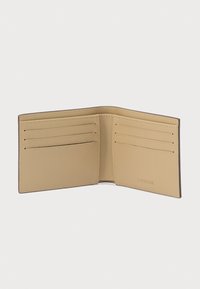 Bež kožna novčanik s više utora za kartice, jednostavnog dizajna, glatke teksture i utisnutim logotipom, prikazan otvoren za bolju vidljivost.