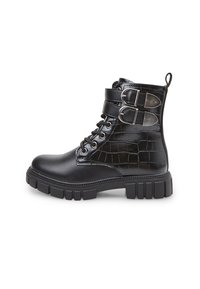 Stivale alla caviglia nero con un motivo a croce testurizzato, due dettagli con fibbie argentate, punta rotonda e suola in gomma spessa per una maggiore aderenza.