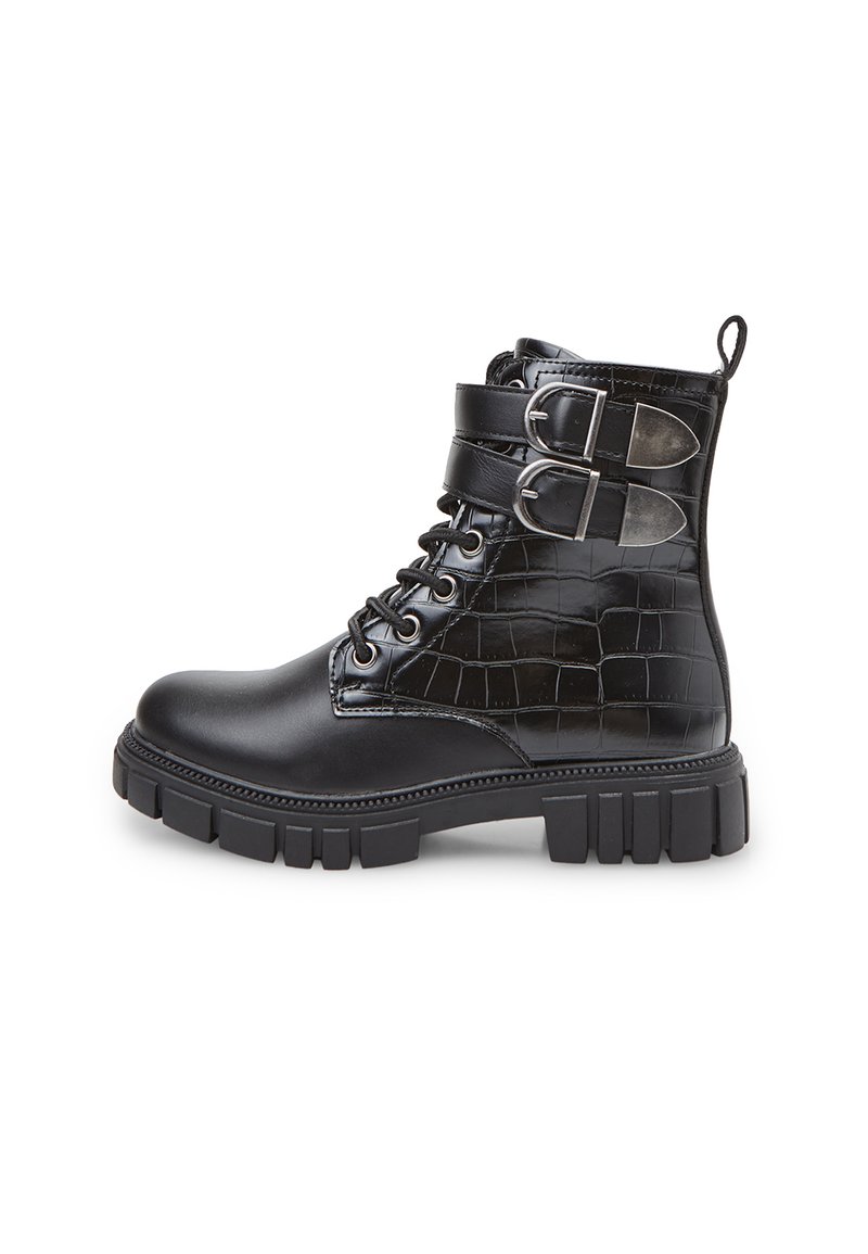 Stivale alla caviglia nero con un motivo a croce testurizzato, due dettagli con fibbie argentate, punta rotonda e suola in gomma spessa per una maggiore aderenza.