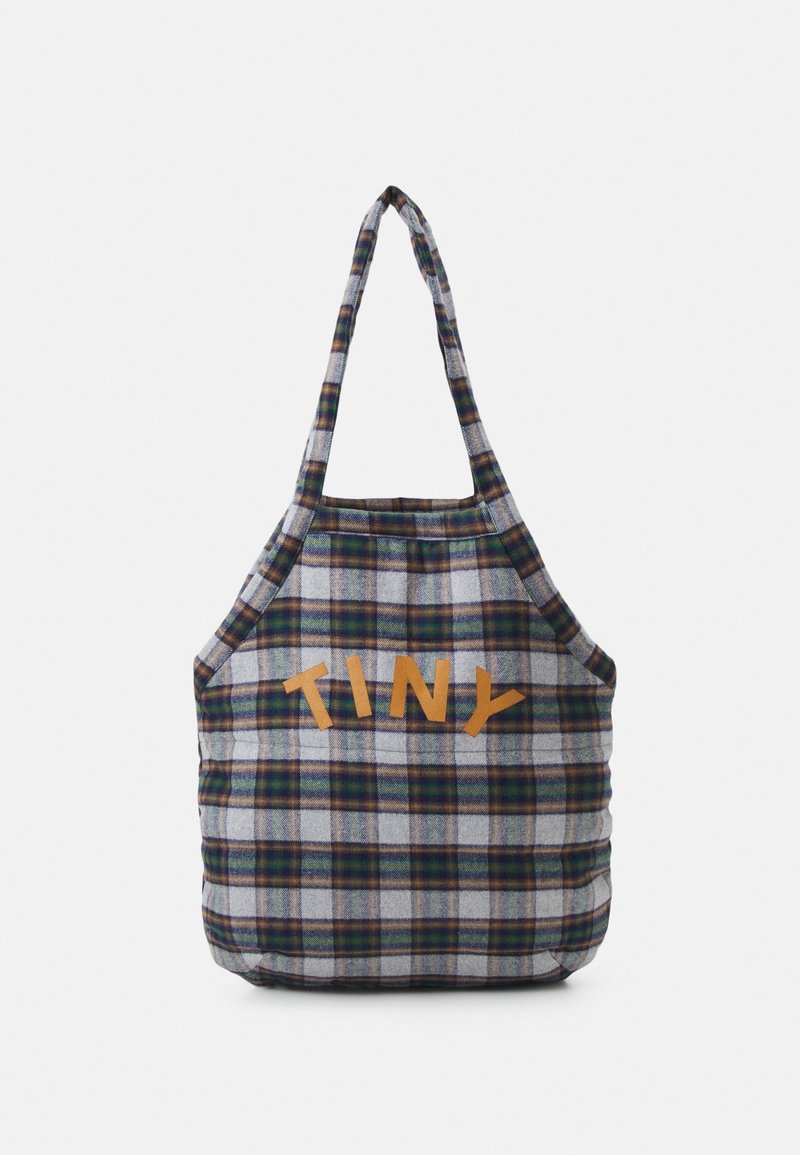 Sac fourre-tout en tartan bleu, vert et gris avec le texte "TINY" en tan. Caractéristiques d'une texture douce et rembourrée, et de deux anses pour le porter.
