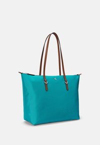 Saco tote em verde-água com alças de couro castanho, forma retangular, exterior em nylon texturizado e fecho com zíper, apresentando um destaque de logotipo.