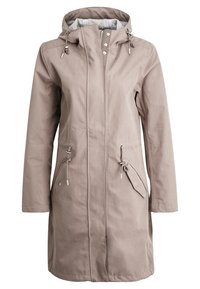 Cappotto impermeabile beige chiaro con cappuccio, cerniera frontale con bottoni a pressione, coulisse regolabili e due tasche laterali oblique. Texture liscia.