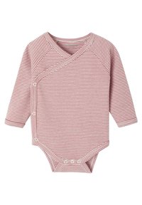 Langärmliger Body aus gestreiftem rot-weißem Baumwollstoff, mit einem Wickeldesign und Druckknopfverschlüssen an der Seite und am Boden.