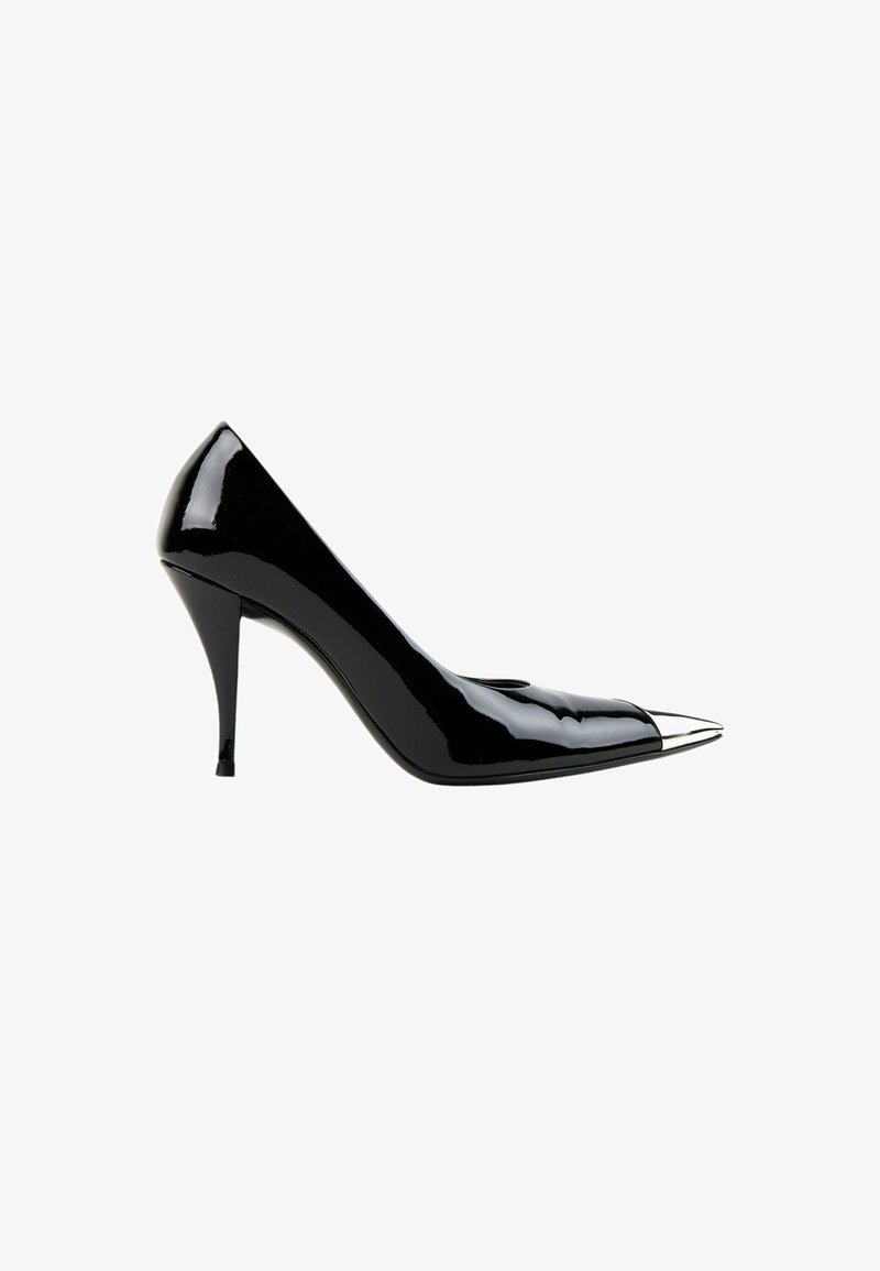 Chaussure à talon haut en cuir verni noir avec embout pointu métallique argenté et talon stiletto sur fond blanc.